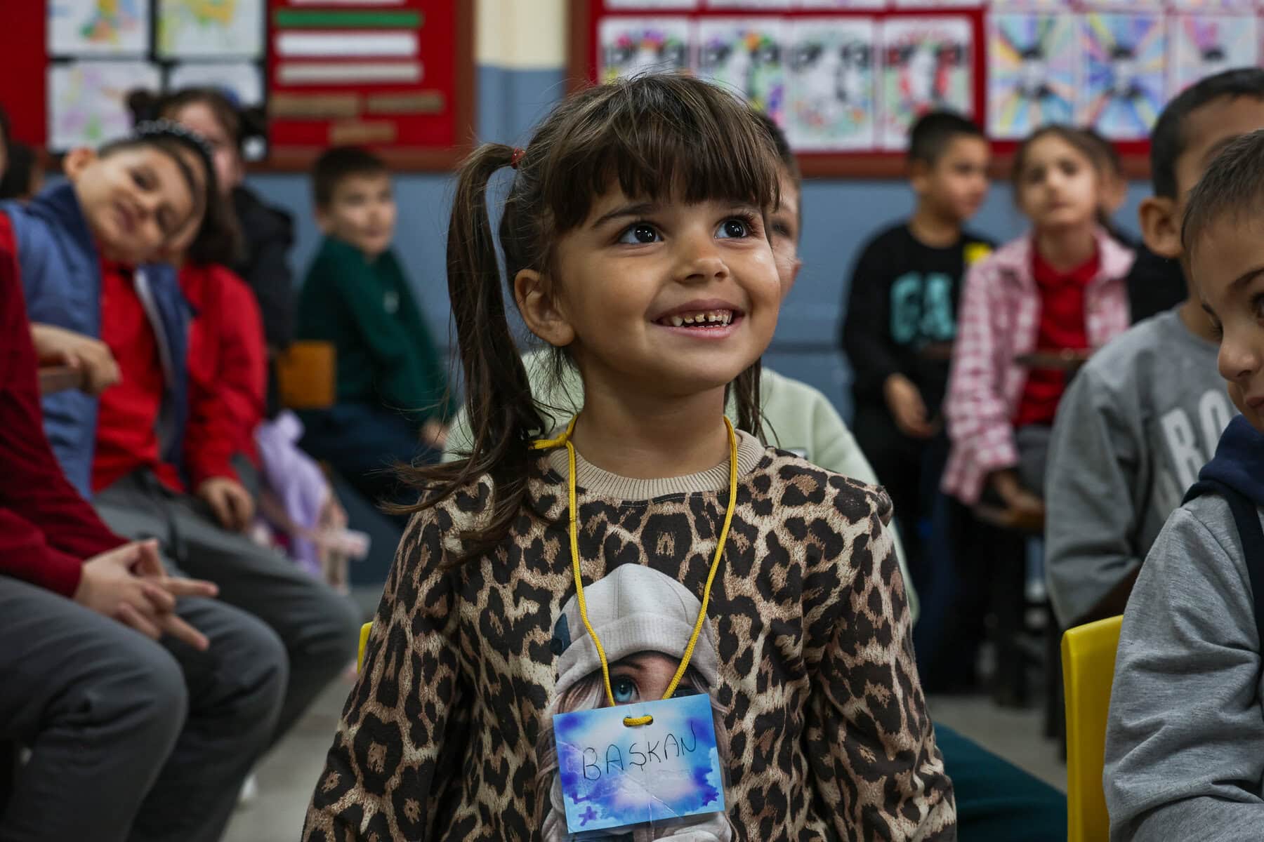 Çocukların katıldığı okul etkinliği, eğlence ve eğitim dolu anlar içeriyor.