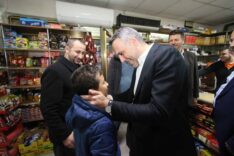 Başkan, çocukla samimi şekilde iletişim kuruyor.