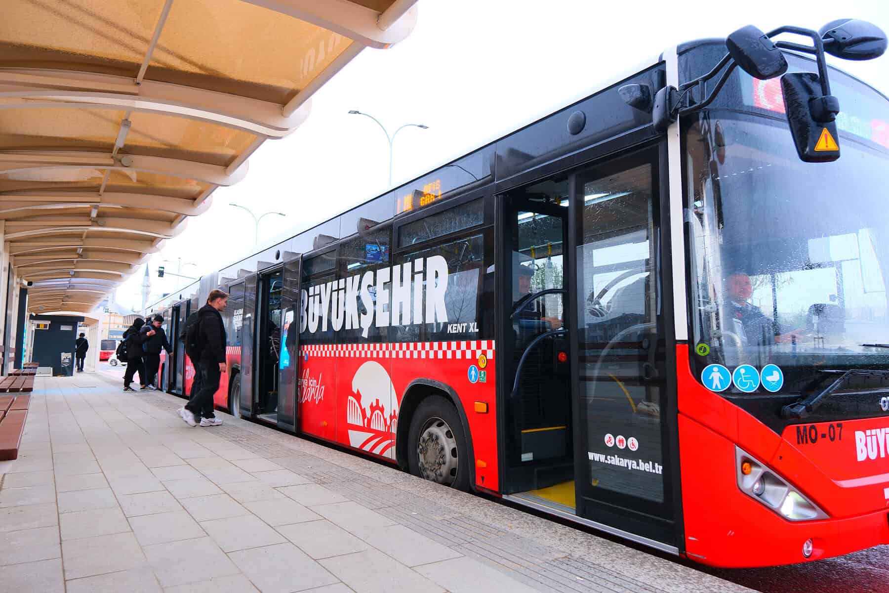 Metrobüs ile Sakarya'da toplu ulaşım kolay ve hızlı.