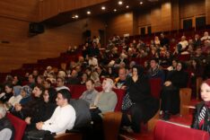 Serdivan’da Bursa Devlet Tiyatrosu’nun Göç Hayaller Kumpanyası Oyununa Yoğun İlgi