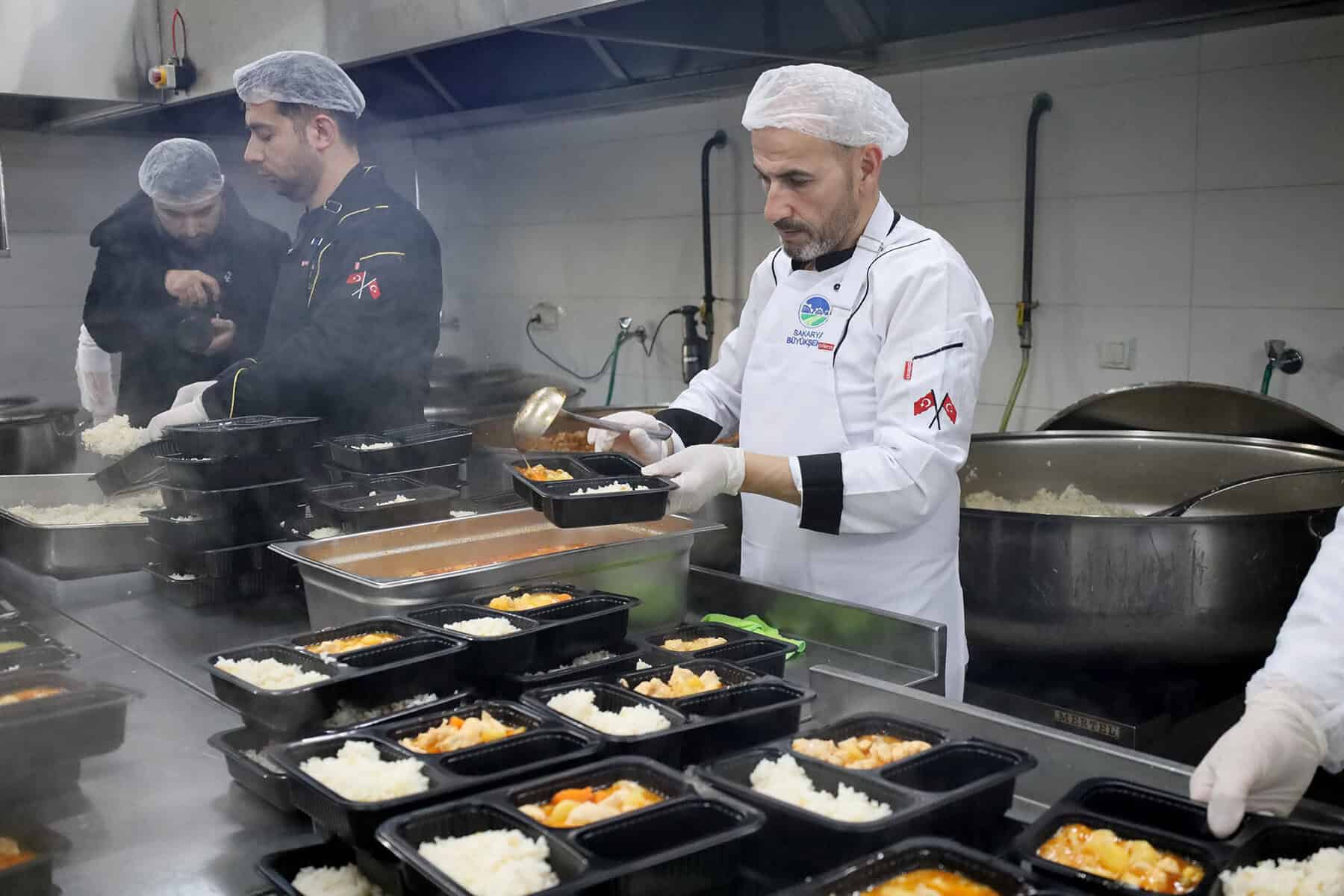 Gıda hazırlığında profesyonel aşçılar, otomatik taslak sistemiyle lezzetli yemekler hazırlıyor.