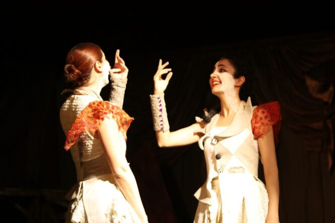 Serdivan’da Göç Hayaller Kumpanyası Tiyatro Oyunu Sanatseverlerden Tam Not Aldı