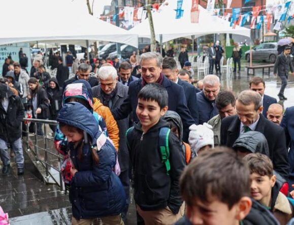 Sakarya'da çocukların katıldığı edebiyat fuarında renkli etkinlikler ve kitaplar sergileniyor.