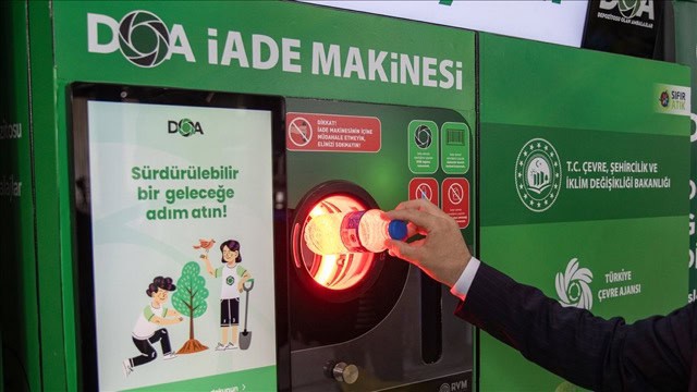 Otomatik taslak makinesi, çevre dostu projeleri ve sürdürülebilirlik vurgusuyla tanıtım görseli.