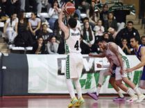 Kütahya BSK taraftarları önünde basket atışı yapıyor.