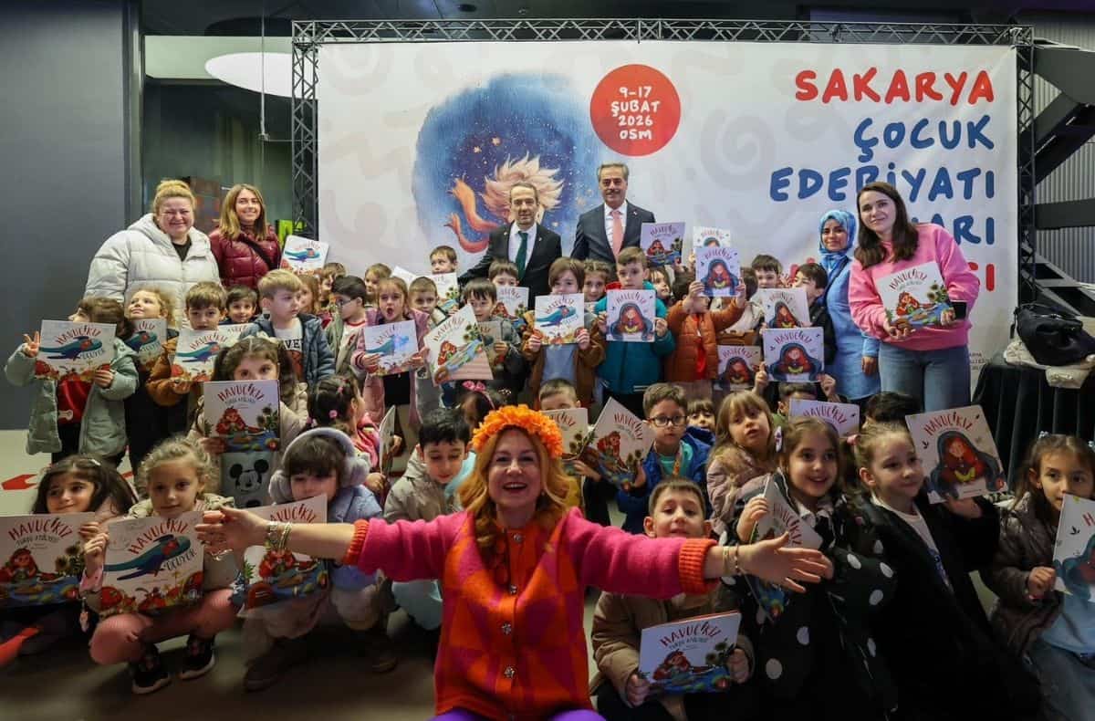 Sakarya Çocuk Edebiyat Fuarı'nda yüzlerce çocuk ve katılımcı kitaplar ve etkinliklerle dolu keyifli.