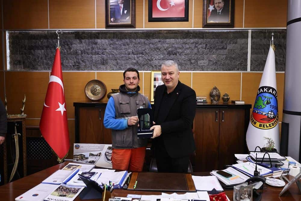 Serdivan Belediyesi Temizlik Personelinden Vatandaşa Duyarlı Yardım ve Başkan Çelik’in Takdiri