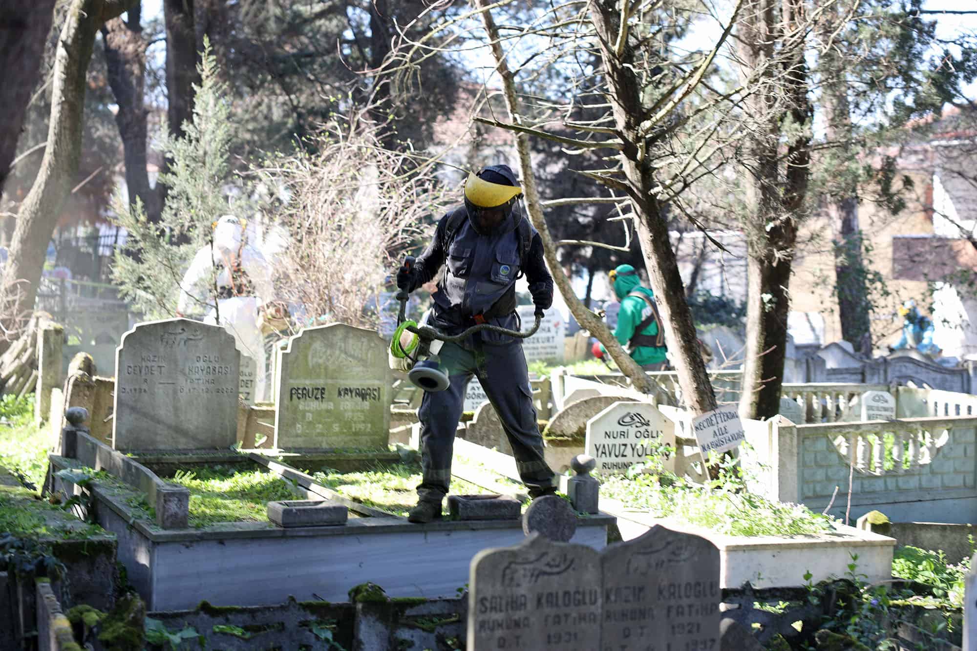 Sakarya'da Mezarlıklar Ramazan Bayramı Ziyaretlerine Temizlik ve Bakımla Hazırlanıyor