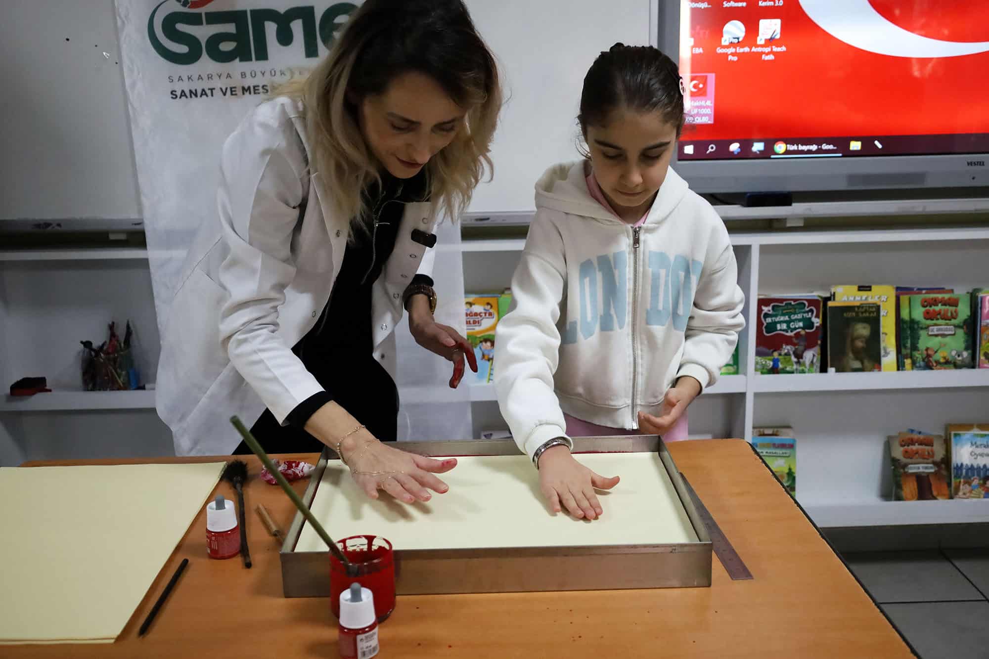 Sakarya Büyükşehir Belediyesi'nden Öğrencilerle İstiklal Marşı ve Ebru Atölyesi Etkinliği