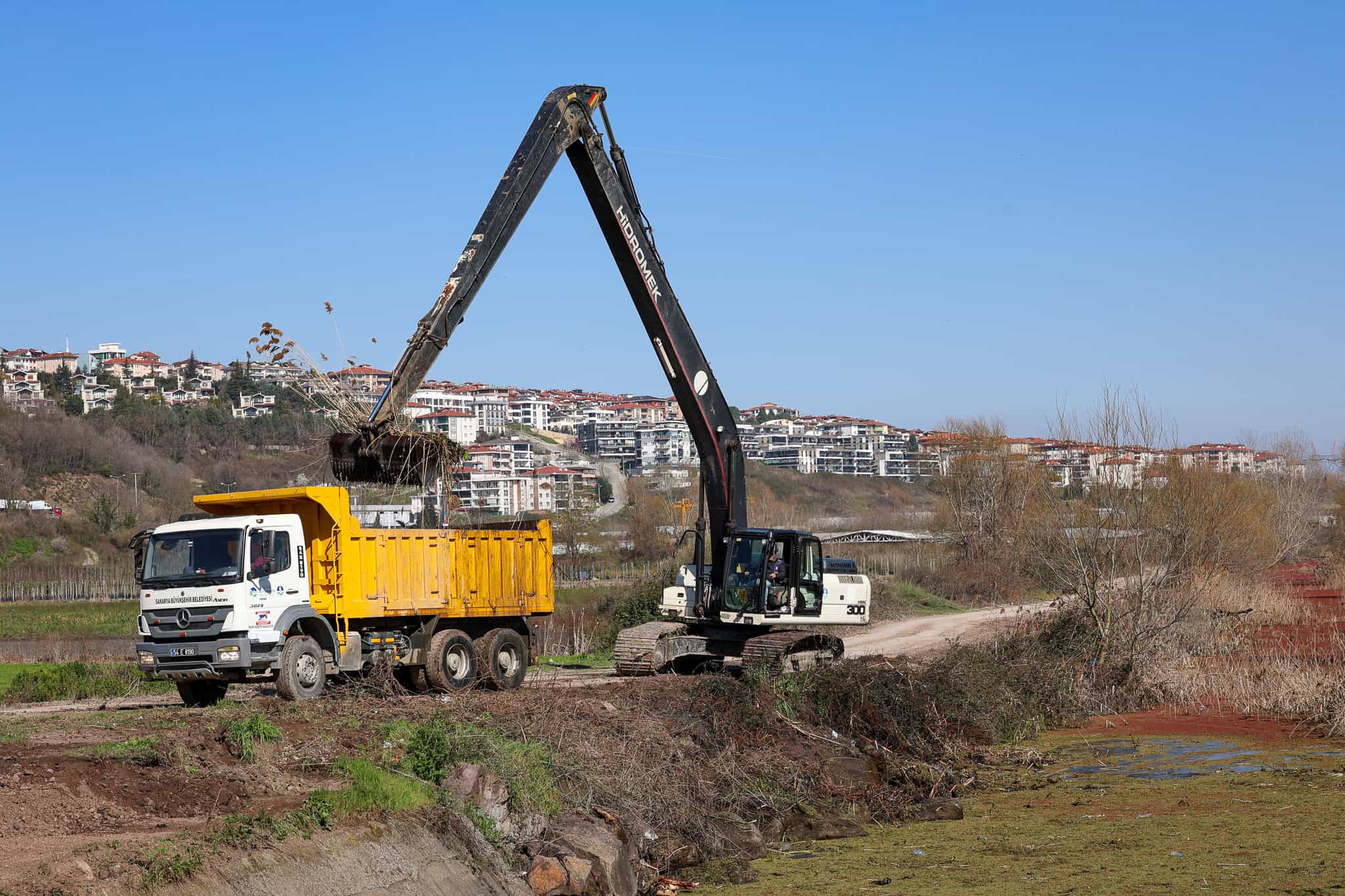 Sakarya’da Çark Deresi’nde 5 Kilometrelik Güzergâhta Hijyen ve Çevre İçin Titiz Temizlik Çalışması Yapılıyor