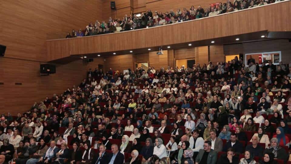 Serdivan’da Dünya Tiyatro Günü’nde Balkan Türk Tiyatrosu’ndan Anlamlı Gösteri