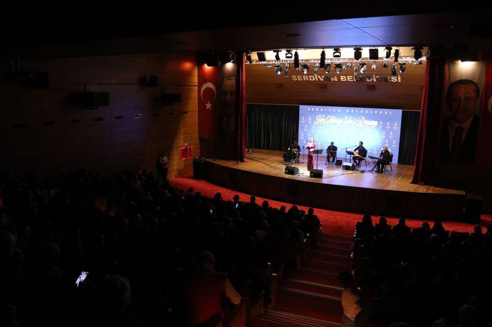 Serdivan’da Kadınlar Günü’nde Senanur Kale’nin Sahne Aldığı Konserde Kadınlara Çiçek ve Broş Sürprizi