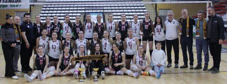 Serdivan Belediyesi Yıldız Kızlar Voleybolunda İl Birinciliği Finalinde Kendi Takımlarıyla Karşılaştı