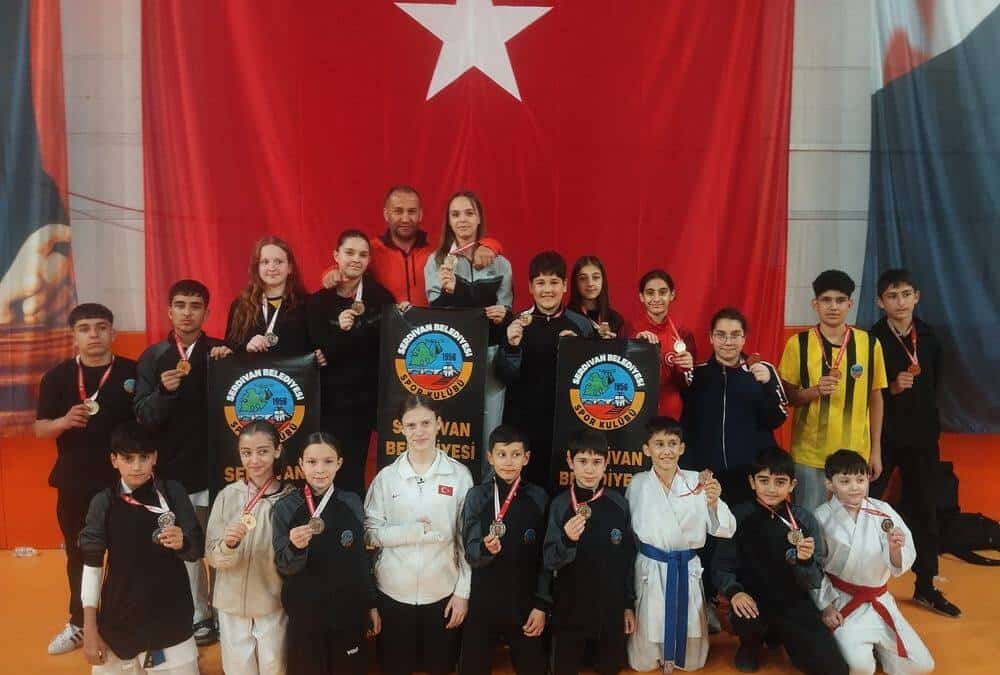Serdivan Belediyesi Karate Takımı, 23 Nisan Şampiyonası’nda İlçeye 25 Madalya Getirdi