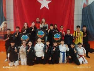 Serdivan Belediyesi Karate Takımı, 23 Nisan Şampiyonası’nda İlçeye 25 Madalya Getirdi