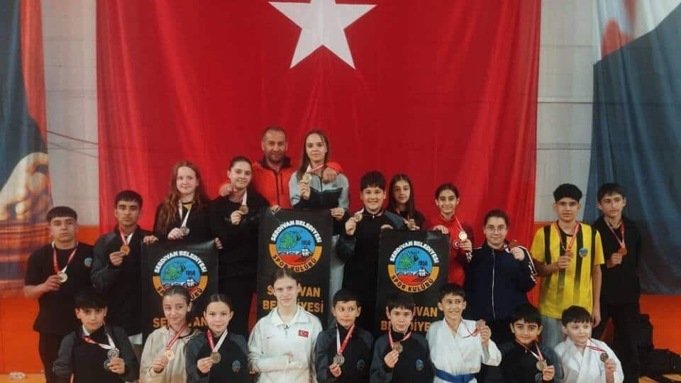 Serdivan Belediyesi Karate Takımı, 23 Nisan Şampiyonası’nda İlçeye 25 Madalya Getirdi