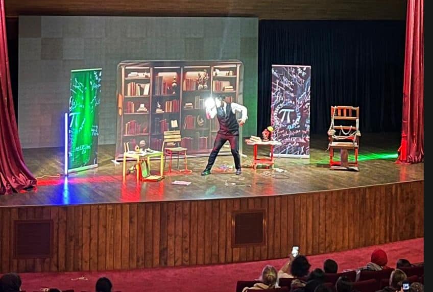 Serdivan’da Nikola Tesla’nın Hayatını Anlatan Tiyatro Oyunu İlçede Yoğun İlgiyle Sahnede