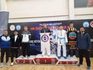 Serdivan Belediyesi Karate Takımı Bursa’daki Turnuvada 6 Madalya ile İlçeye Döndü